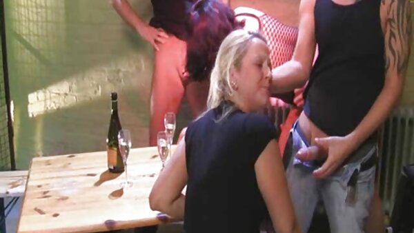 Das faszinierende blonde sex clip celebrity Luder Sally wird gefressen und in den Arsch gerammt