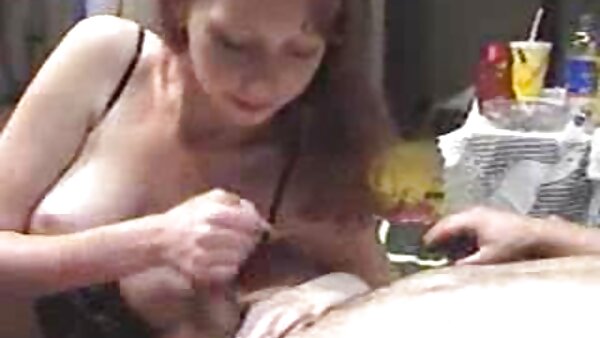 Die süße sport1 sexclips Blondine Lily Rader spielt vor einem verrückten Sex im Garten mit ihrem Sexspielzeug