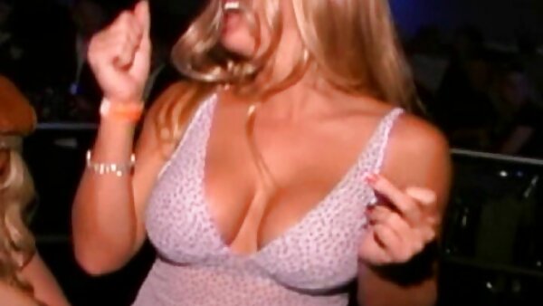Die braungebrannte und hornverrückte Blondine perverse sex clips benutzt ein riesiges Sexspielzeug, um ihre reife Fotze zu befriedigen
