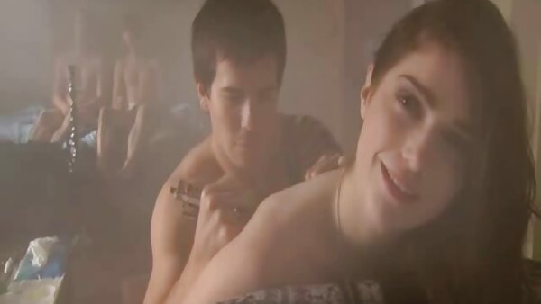 Lecker aussehende kostenlosesexclips brünette Süße wird in seitlicher Pose von hinten gefickt