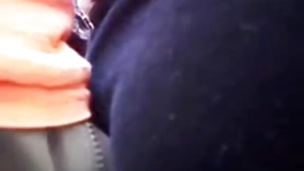 Dünner tätowierter kostenlose sex clips asiatischer Schwarzkopf lutscht fetten Schwanz und bekommt Fotze gebohrt