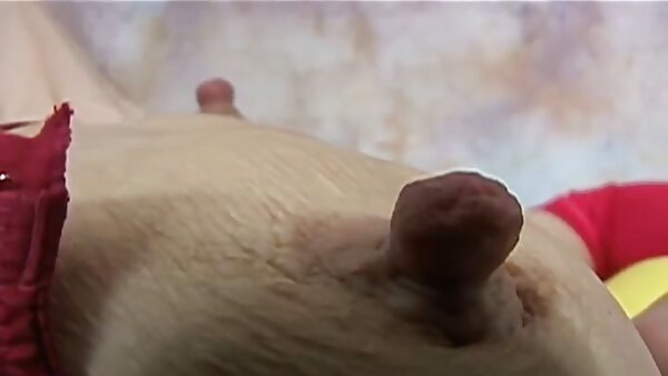 Das zickige Küken Adriana Chechik zeigt das Potenzial ihres Halses, ihrer Muschi und camel sex clips ihres Anus